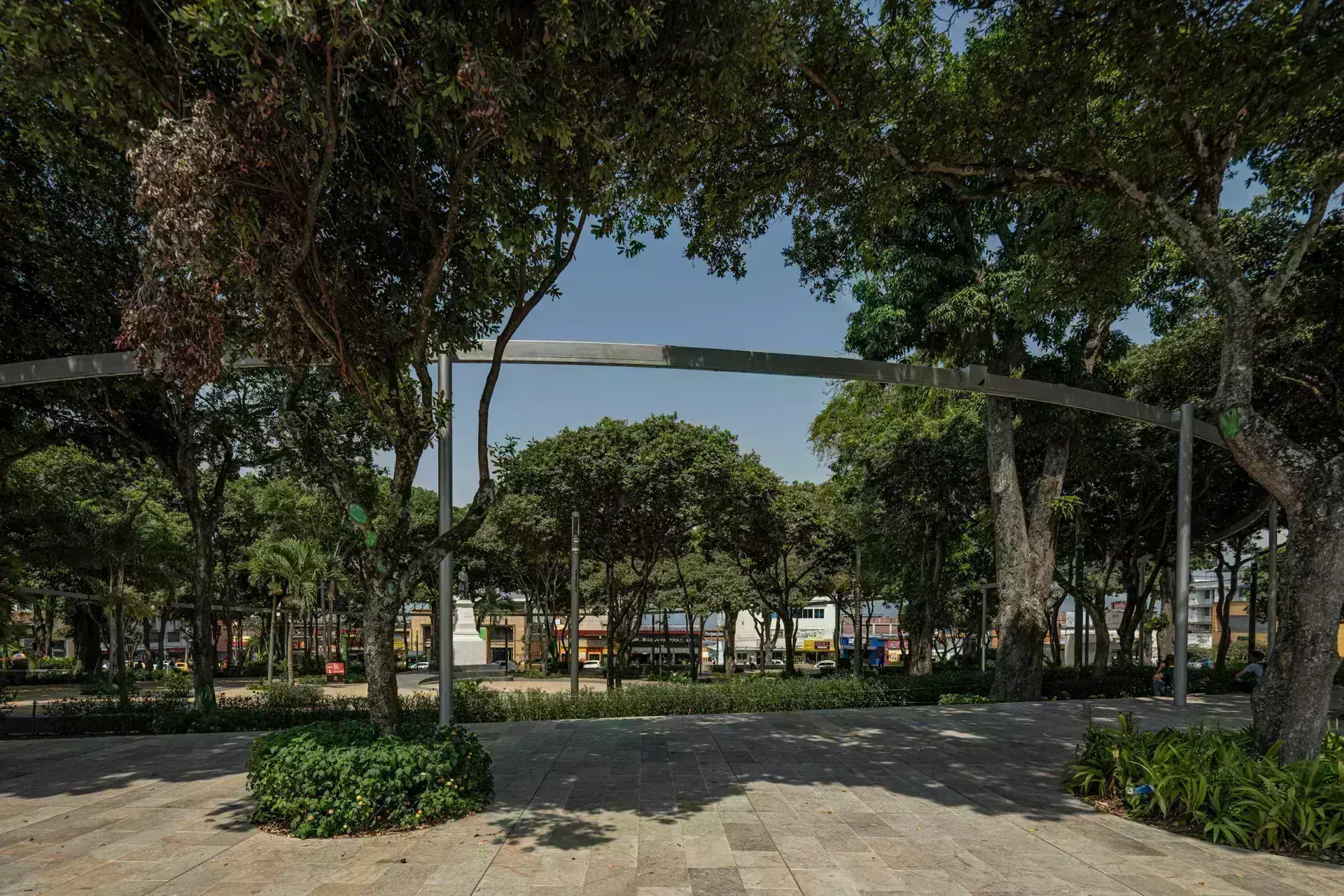 Detalle de las bancas de concreto de alta resistencia y el diseño paisajístico.